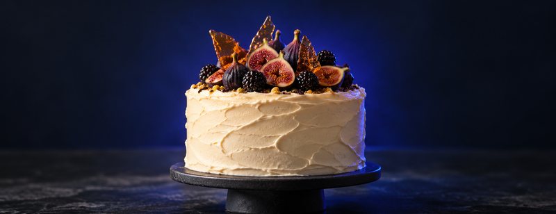 Pastel de temporada con betún de vainilla, higos, zarzamoras y láminas de caramelo